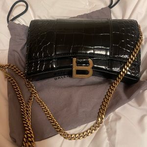 Balenciaga
Hourglass Croc-Embossed Leather
Wallet-On-Chain
Noir. Brand new